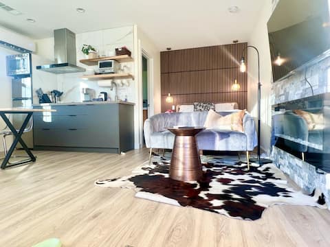 Top Airbnb: Lovely Downtown Modern New-Build, w/Secure Parking in San Jose Northside