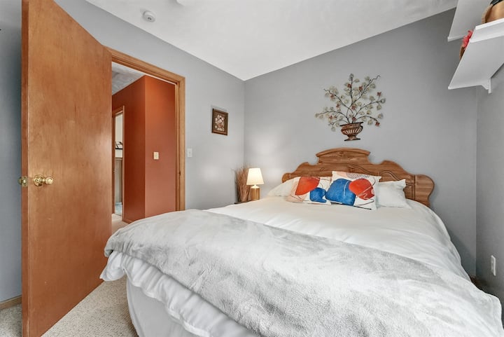 3e chambre : Détendez-vous avec style avec un grand lit et un décor charmant pour une escapade parfaite!