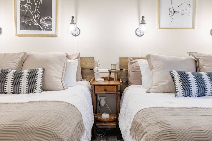 Плюшените матраци са там, за да ви осигурят всичко необходимо след вълнуващ ден на разглеждане на Бойлинг Спрингс, Южна Каролина.