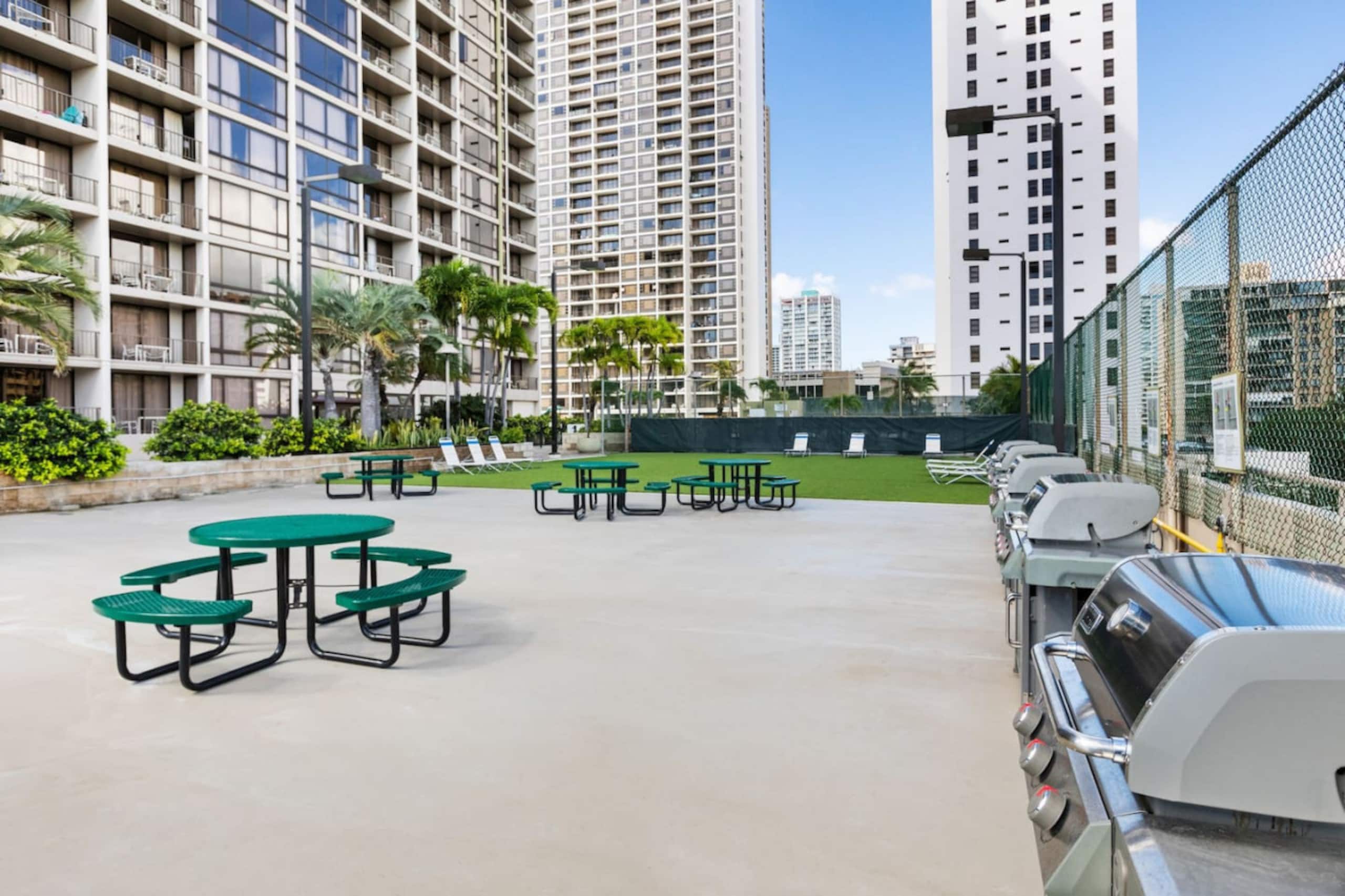 Condo in Honolulu · ★4.82 · 1 bedroom · 2 beds · 1 private bath - Image 35