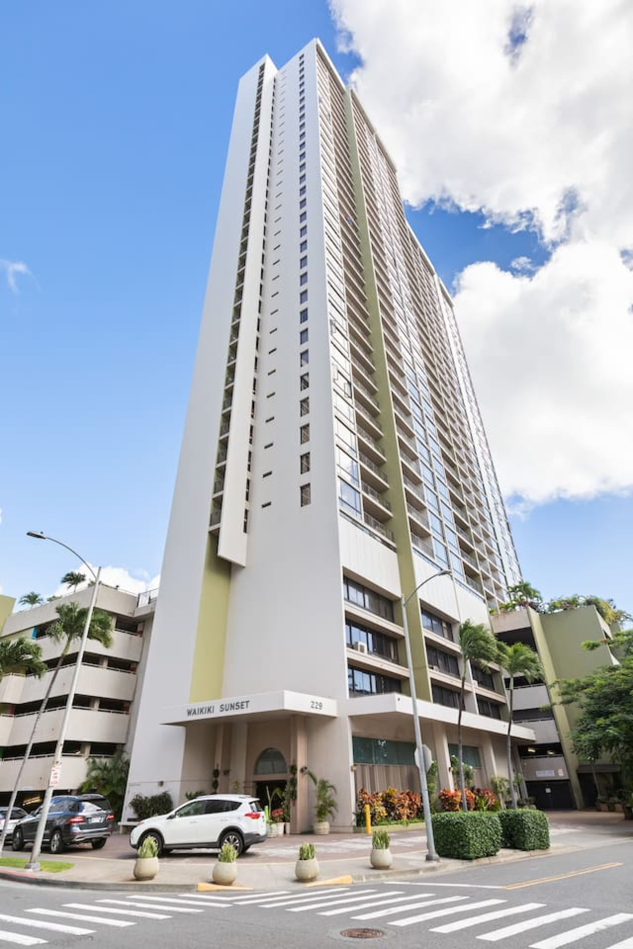 Condo in Honolulu · ★4.82 · 1 bedroom · 2 beds · 1 private bath - Image 30