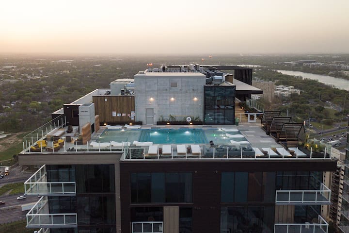 Stay In Style | First Class Rooftop Pool + Views