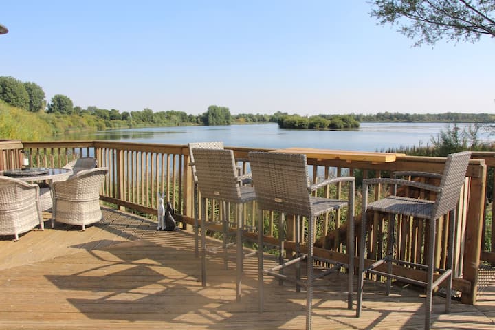2 bedroom Cottage with Fantastic Lake Views