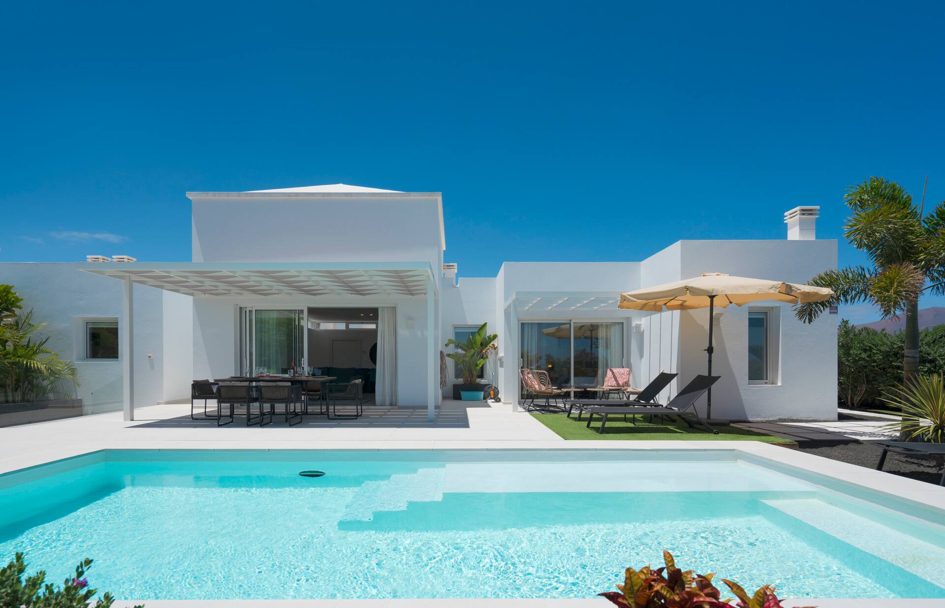 SUNRISE 2 par Buenavilla | Élégante villa de 3 chambres avec piscine privée — photo 1