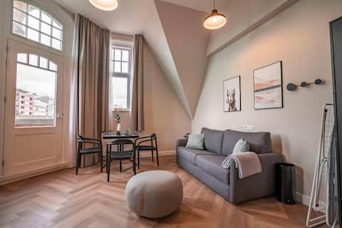 Popular Airbnb listing: Den Haag Keizerstraat | Suite XL with balcony in Oud Scheveningen