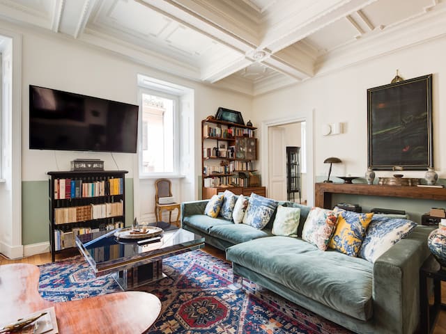 Spanish Steps Luxury Fashion Apartment gallery image 4