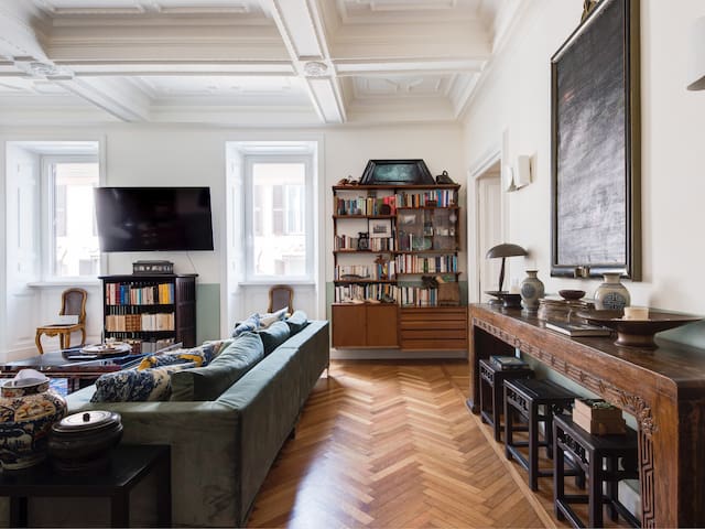 Spanish Steps Luxury Fashion Apartment gallery image 2