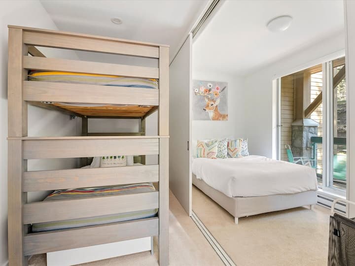 ห้องนอนที่สอง - เตียงสองชั้น XL คู่และเตียงคู่พร้อมฉากกั้นประตูบานเลื่อน