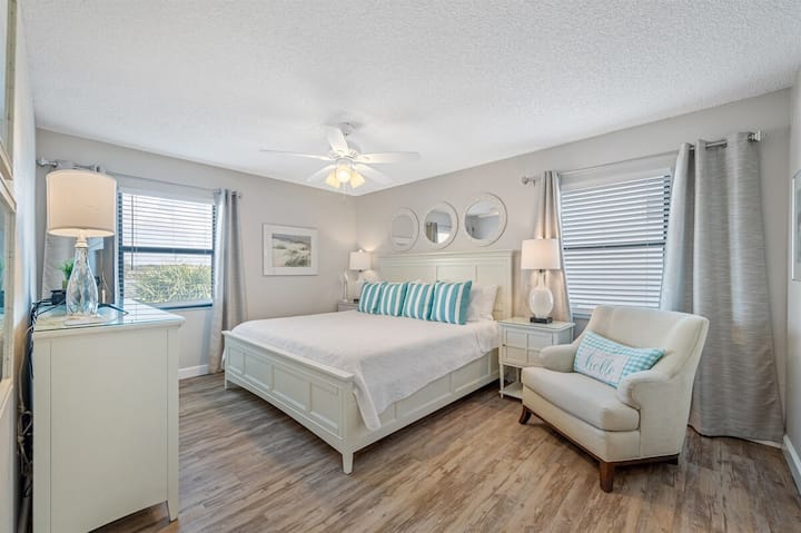 ห้องนอนใหญ่พร้อมเตียงคิงไซส์