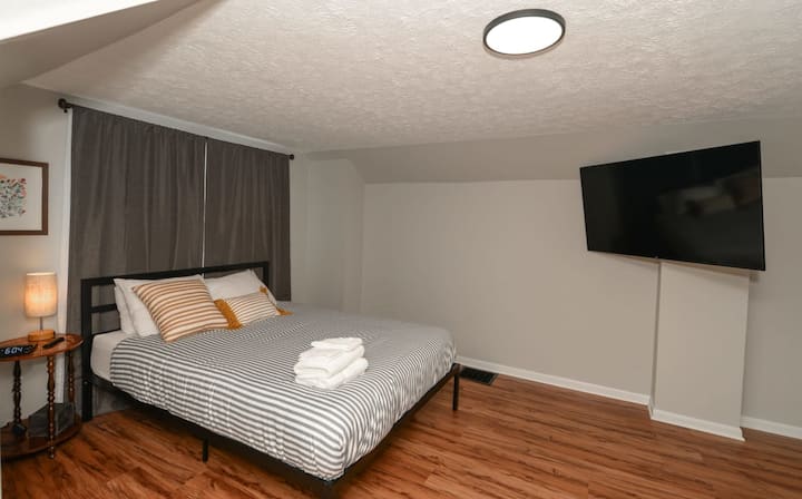 Spacious Room
Enjoy the freedom to spread out in a generously sized room, offering plenty of space to relax, work, or unwind. With ample natural light and a comfortable layout, it's the perfect place to make yourself at home.