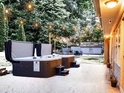 2 Hot Tubs, Fire Pit, 9 Bathrooms, Sleeps 25!