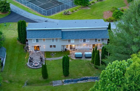 2 Hot Tubs,Pool,Fire Pit,9 En-suite BRs,Sleeps 25