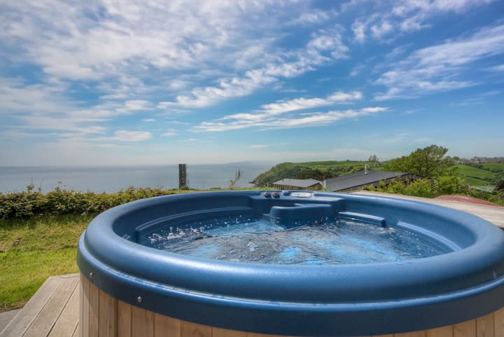 House 42: Elegant Home With Bay Views & Hot Tub - Looe
