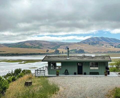 Moonrise | Charming Retreat w/ Privacy & Lake View