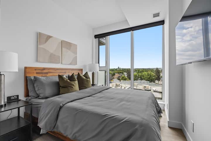 Კომფორტული სახლი. საკაბელო, საყოფაცხოვრებო ტექნიკა, ორი საძინებელი (ერთი მეფე, ერთი დედოფალი), ორი სააბაზანო, მიწისქვეშა პარკინგი, საკაბელო და სხვა. 