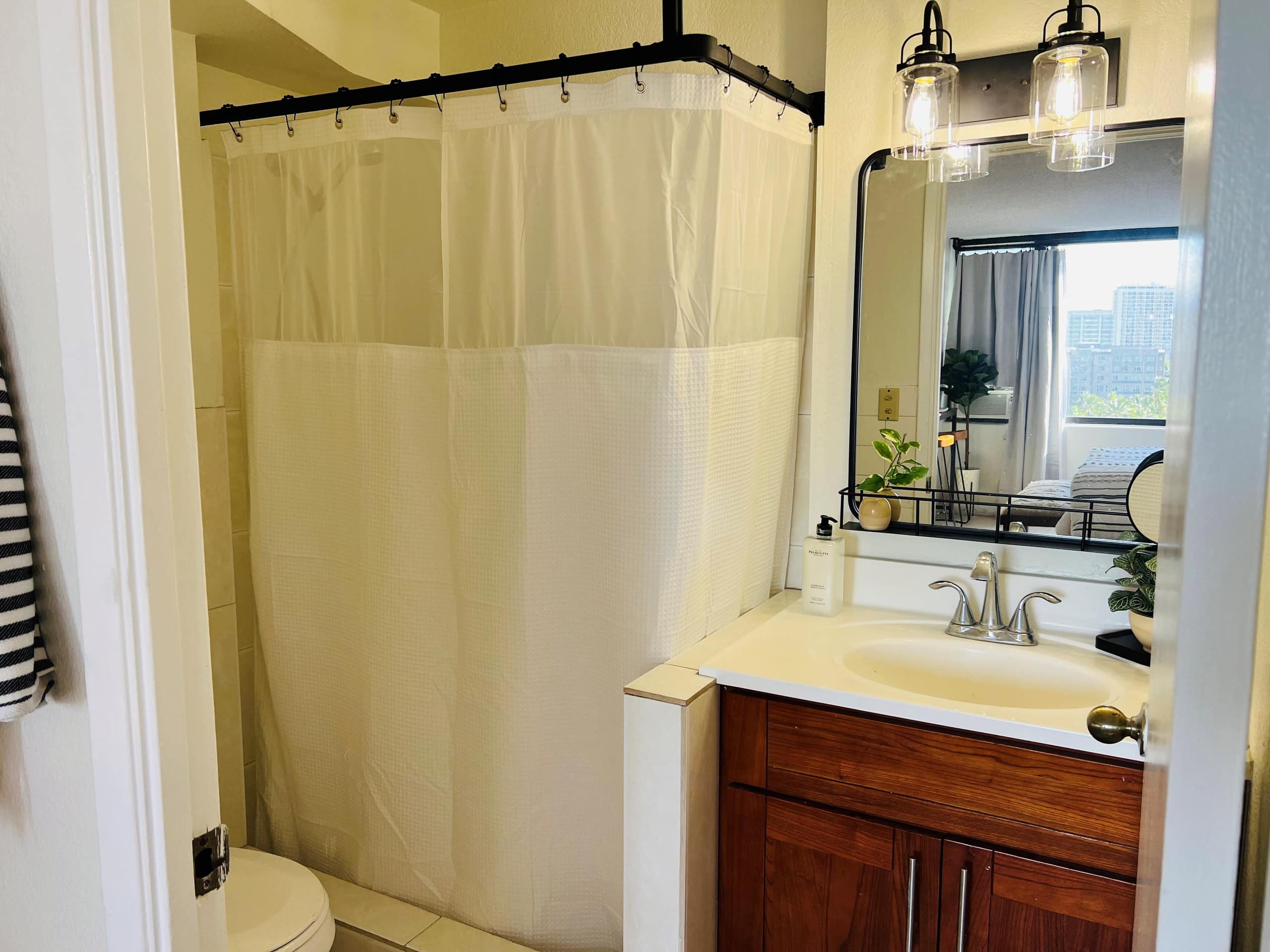 Condo in Honolulu · ★4.67 · Studio · 1 bed · 1 private bath - Image 13