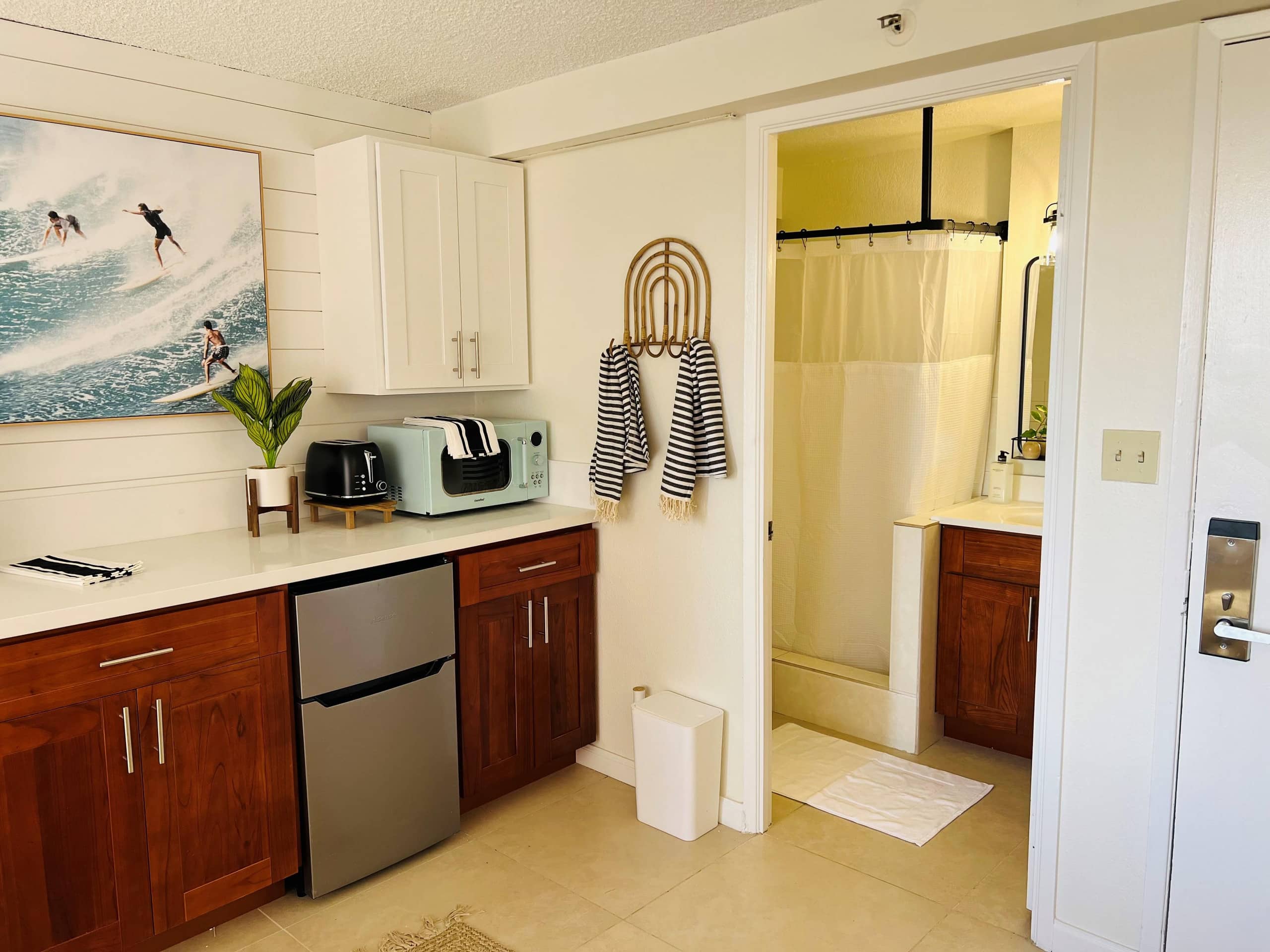 Condo in Honolulu · ★4.67 · Studio · 1 bed · 1 private bath - Image 8