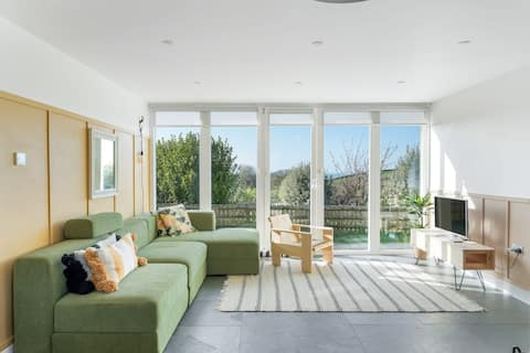 Beach Life, Cabin-Vibes. Ocean views nr Bude