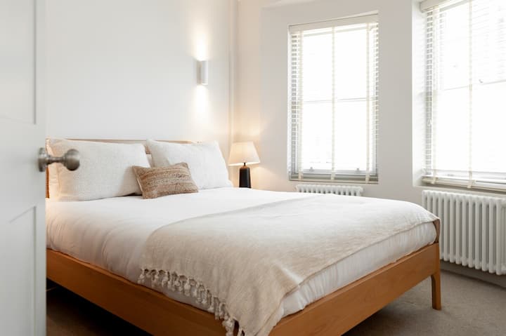 Предна кралска спалня, с висок таван и самостоятелна баня 