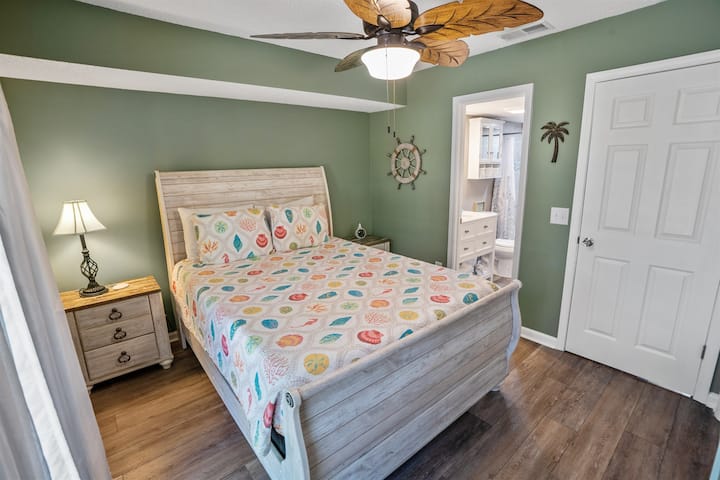 Cama queen en el dormitorio principal