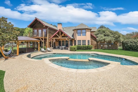 Rustic Cabin Mansion - Hot tub, Gym, Cinema, Pool