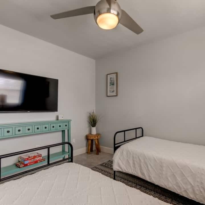 Спалня с 2 отделни легла и смарт телевизор