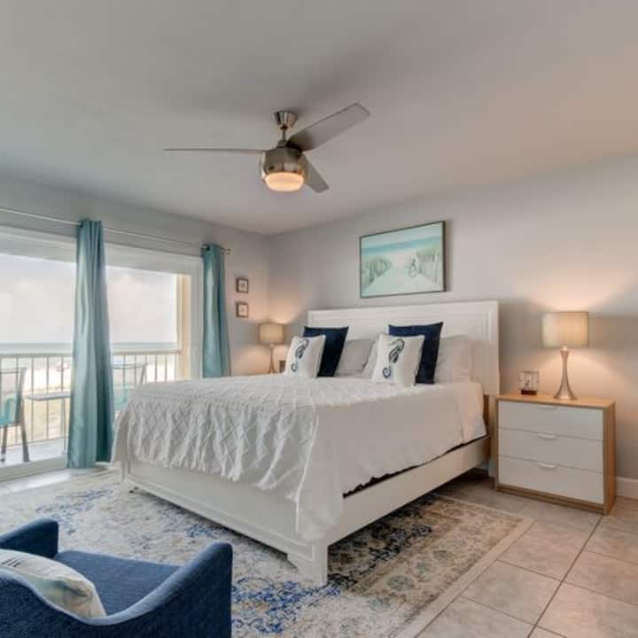 Главна спалня с изглед към плажа