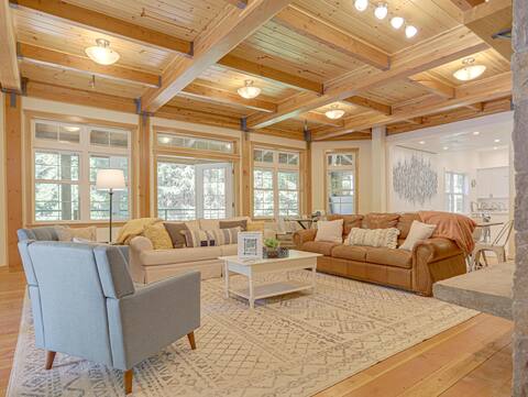 Huge Lodge*Hot Tub*Deck*BBQ*Fire Pit*Pet Friendly!
