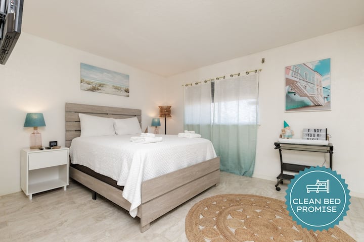 นอนหลับพักผ่อนบนผ้าปูที่นอนสีขาวสะอาดในห้องนอนริมชายฝั่งอันเงียบสงบของคุณ ซึ่งมีการตกแต่งด้วยสีฟ้าอมเขียวและผ้าขนหนูสะอาดให้คุณได้พักผ่อนอย่างสมบูรณ์แบบ