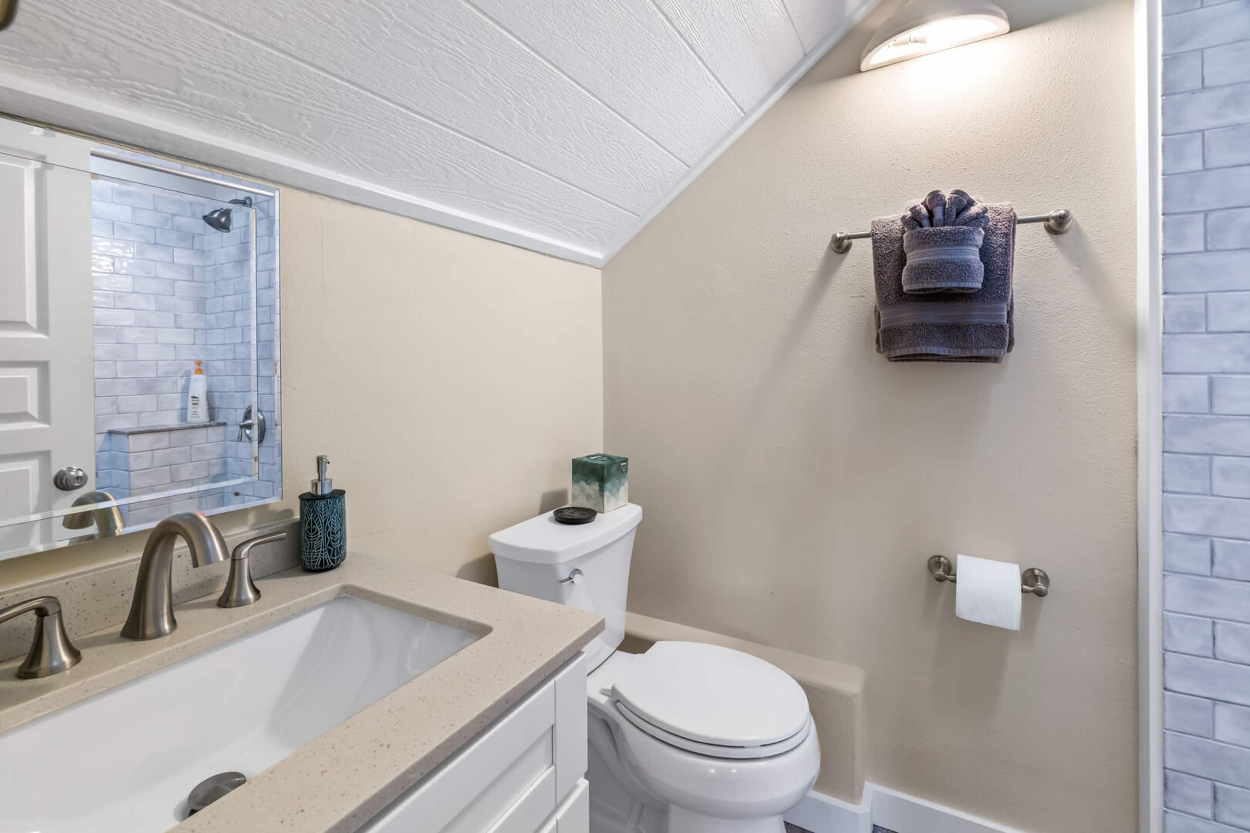 (3982S) Cute Kalakaua Gorgeous Princevile Studio - Image 7