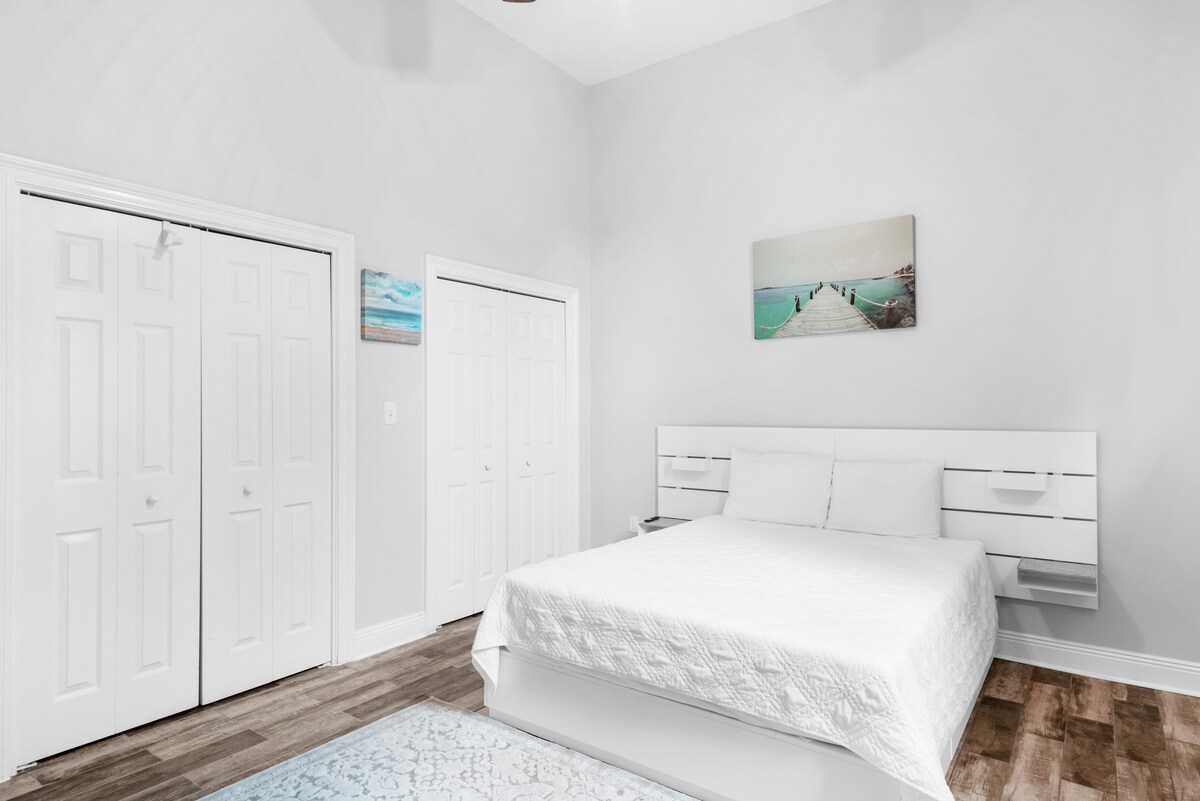 Спалня за гости с много гардеробно пространство