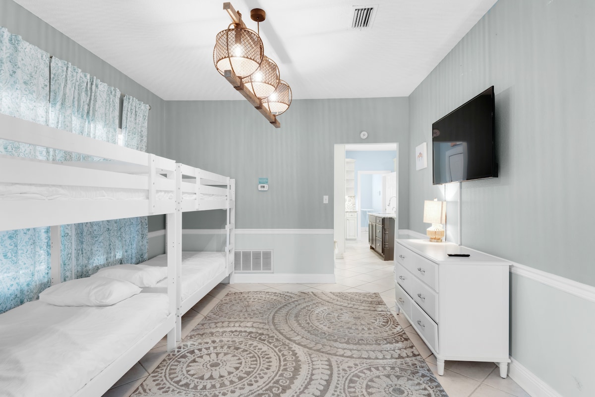 Двуетажна стая с 2 комплекта двуетажни легла 