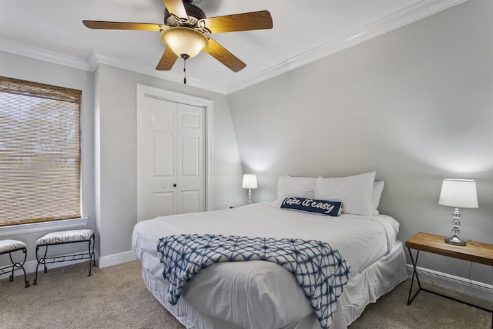 Habitación grande con cama tamaño queen