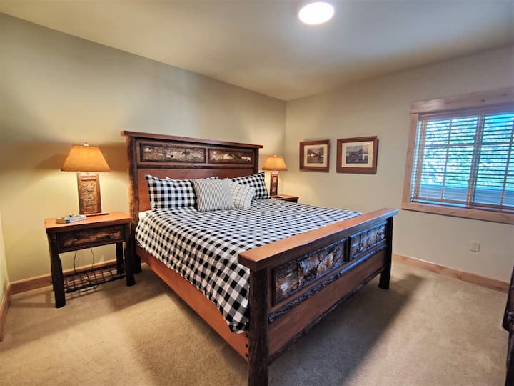 חדר שינה ראשי עם מיטת קינג