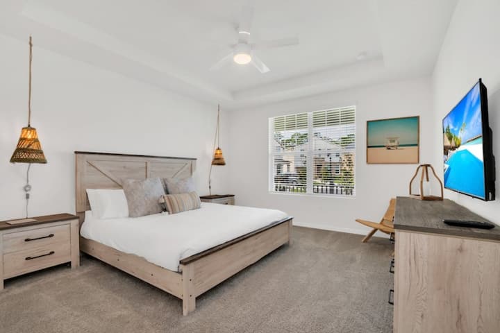 - Dhomë gjumi kryesore me komodinë televizori dhe ambient të qetë gjumi
- Dhomë gjumi e gjerë për qëndrime më të gjata të rehatshme dhe net të qeta
- Dhomë gjumi kryesore Airbnb me krevat dopio "king" TV dhe atmosferë të qetë
