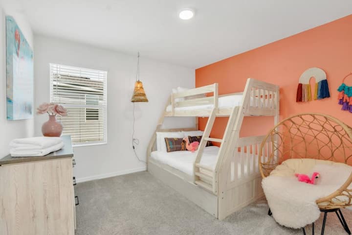 - Dhomë gjumi për fëmijë me krevate dykatësh me ngjyra të gjalla dhe një ambient të rehatshëm
- Hapësirë e përshtatshme për familje, e projektuar për rehatinë dhe argëtimin e fëmijëve
- Dhomë fëmijësh me hapësirë për ruajtje, ndenjëse dhe dritë në shtëpi pushimesh
