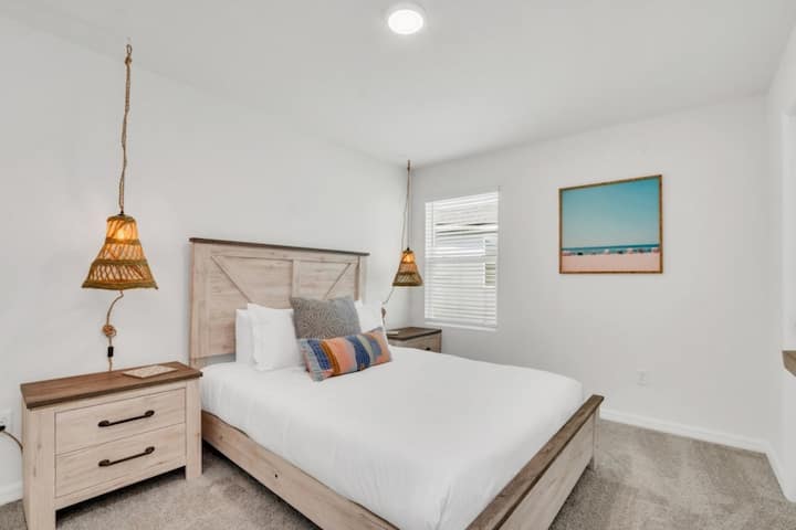 - Dhomë gjumi e ndriçuar me krevat dopio "king", vepra arti dhe komodina
- Dizajn i thjeshtë modern ideal për çifte dhe qëndrime më të gjata
- Dhomë gjumi për vizitorë me ndriçim të qetë dhe rehati
