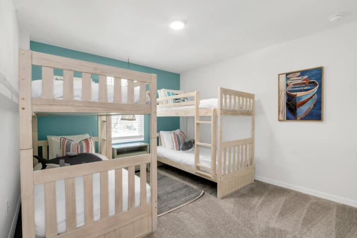 - Dhomë gjumi me krevate dopio ideale për fëmijë dhe grupe
- Dhomë gjumi e përbashkët me elementë të ndritshëm dhe hapësirë të hapur
- Dhomë me krevate marinari për pushime familjare me rehati dhe stil