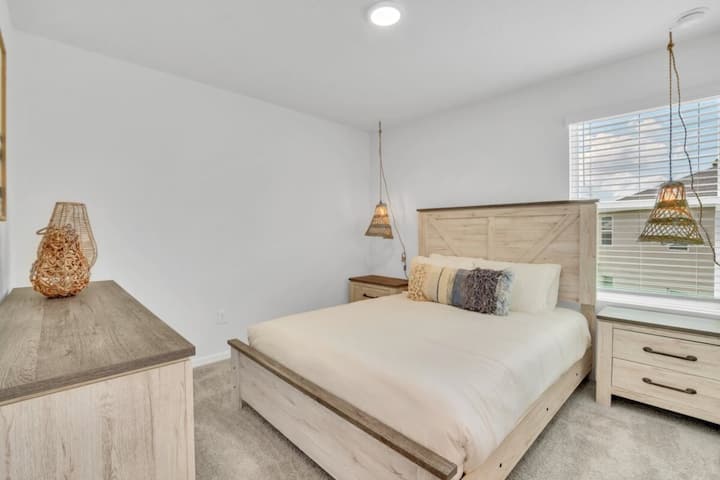 - Dhomë gjumi me krevat dopio "king", ngjyra të ngrohta dhe drita të varura komode
- Hapësirë e qetë për të fjetur me hapësirë ruajtjeje dhe dritë natyrale
- Dhomë e rehatshme për vizitorë, e projektuar për pushim dhe çlodhje