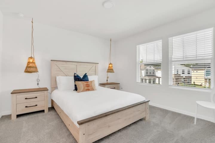 - Dhomë gjumi me krevat dopio "king", dekor të qetë dhe rehati për pushime të qeta
- Dhomë gjumi private ideale për çifte që qëndrojnë më gjatë dhe për t'u çlodhur
- Dhomë gjumi Airbnb me dritare me hapësirë për ruajtje dhe shtroja në stil hoteli