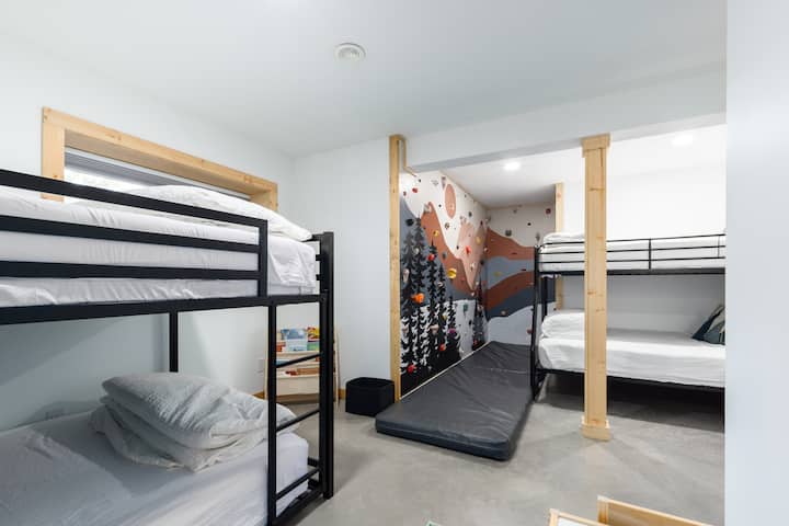 'Cousin room' with a double over double bunk as well as a twin over double bunk (sleeps 7)