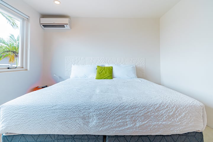 Priestranná spálňa bývania v Santa Cruz Aruba - Pohodlná posteľ - Elegantné osvetlenie a zatemňovacie závesy - Minimalistická výzdoba, ktorá umožňuje zostať zameraný na kulinársky zážitok