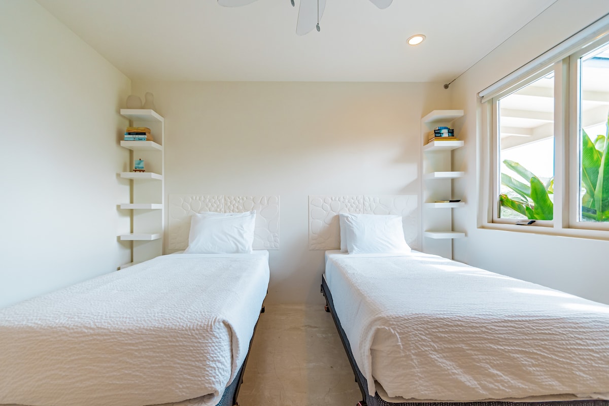 ห้องนอนพาโนรามาของบ้านในซานตาครูซอารูบา - แสงแดดธรรมชาติมากมาย - เตียงเดี่ยว 2 เตียง - ผ้าม่านสีดำเพื่อความสะดวกสบายของคุณ - ผ้าปูที่นอนสะอาดและเรียบร้อย - หน้าต่างบานใหญ่พร้อมวิวที่สวยงาม