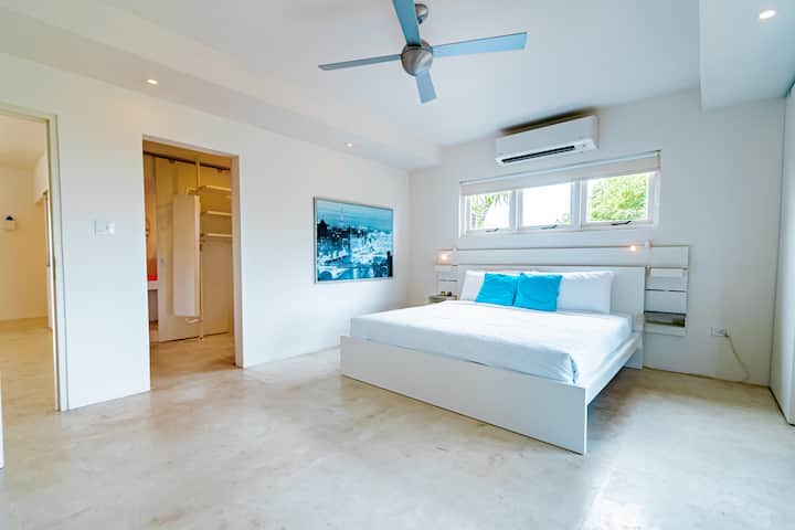 Spálňa 1 má nástenný televízor s plochou obrazovkou.