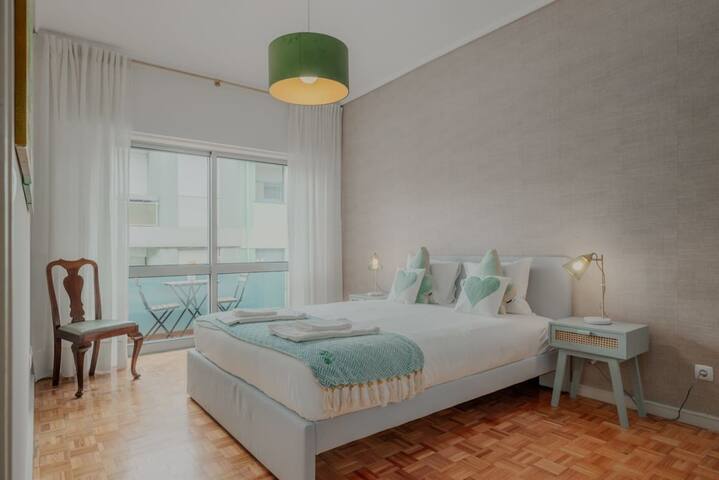 Sunny and Spacious House, 4bd 3Bath Downtown Porto gallery image 3
