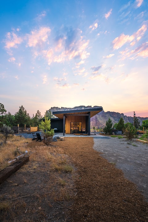 Steps to Smith Rock - Private 3BR Oasis w/ Hot Tub