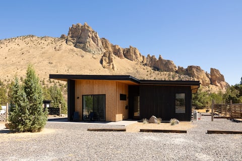 Smith Rock Oasis w/ Hot Tub Steps to the Park
