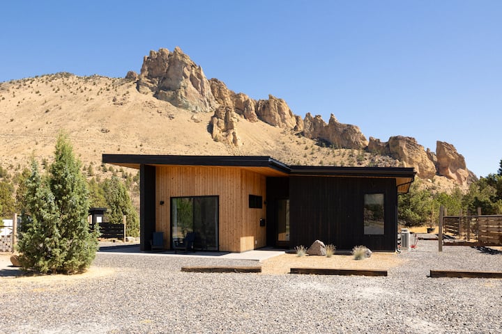 Smith Rock Oasis w/ Hot Tub Steps to the Park