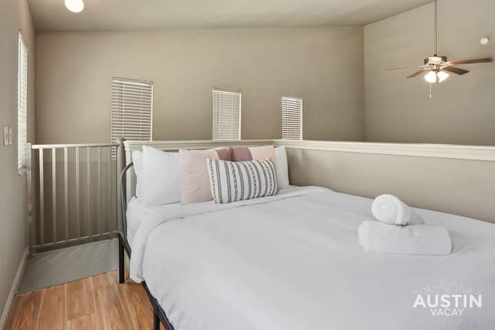 Ლოფტის ტიპის საძინებელი მაღალი ხარისხის თეთრეულით