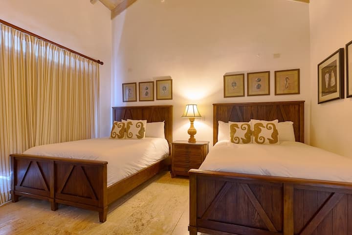 Spálňa č.2 má 2 manželské postele Queen, klimatizáciu, inteligentnú televíziu, priestrannú skriňu a vlastnú kúpeľňu pre pohodlný a relaxačný pobyt.